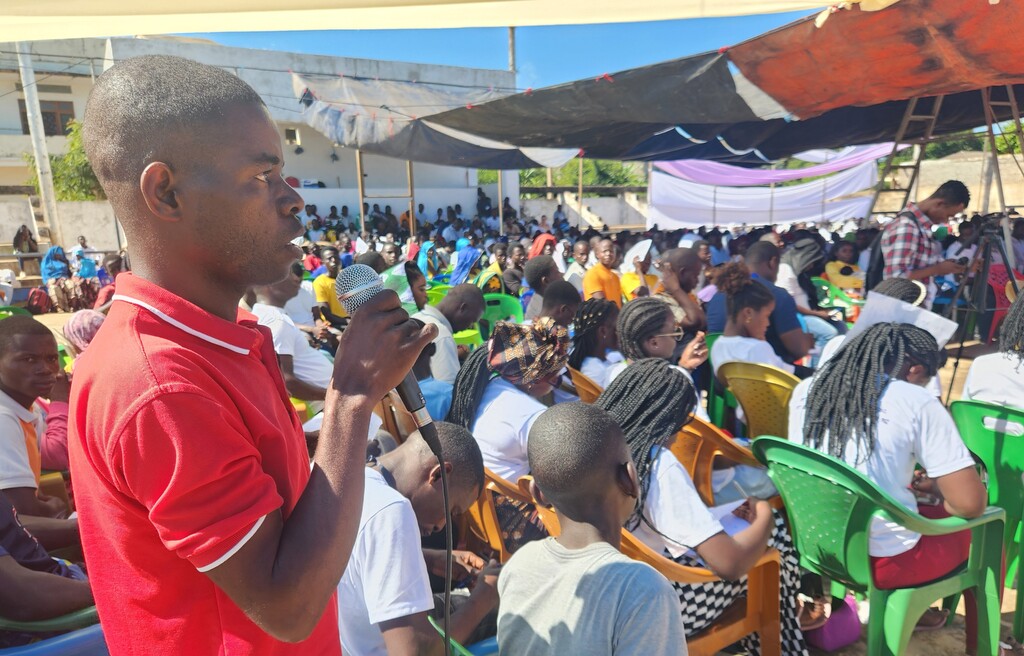 Ad Angoche, in Mozambico, una grande assemblea con Andrea Riccardi raduna più di mille persone dai villaggi più remoti della provincia di Nampula. Tra loro una delegazione di lebbrosi da Nacopa - Video